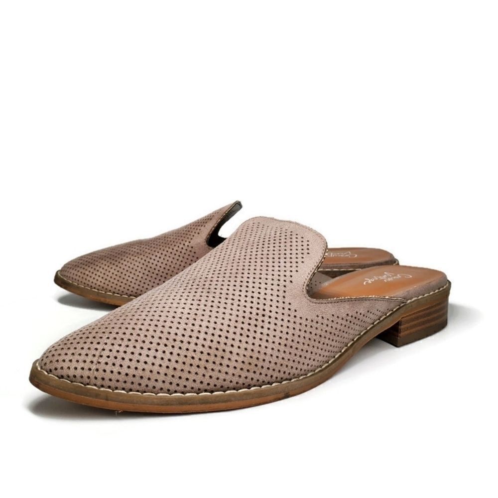 Crown Vintage Lacertae Light Tan Perforated Closed Almond-Toe Flat Slide-On Mule
